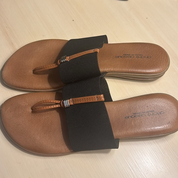 Adorable brown and black sandals - Picture 2 of 7